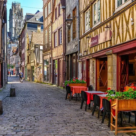 Pierre Proche Place Saint Marc *