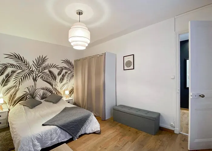Pierre Proche Place Saint Marc Апартаменты *