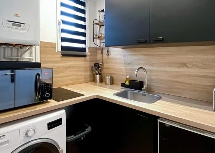 Pierre Proche Place Saint Marc Апартаменты *